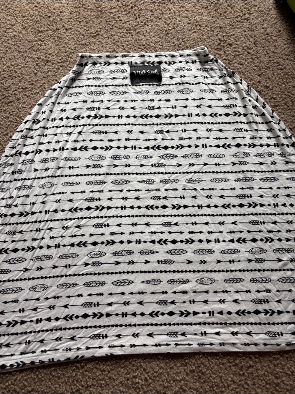 B68 Milk Snob White and Black Arrow Print Infant Car seat Cover